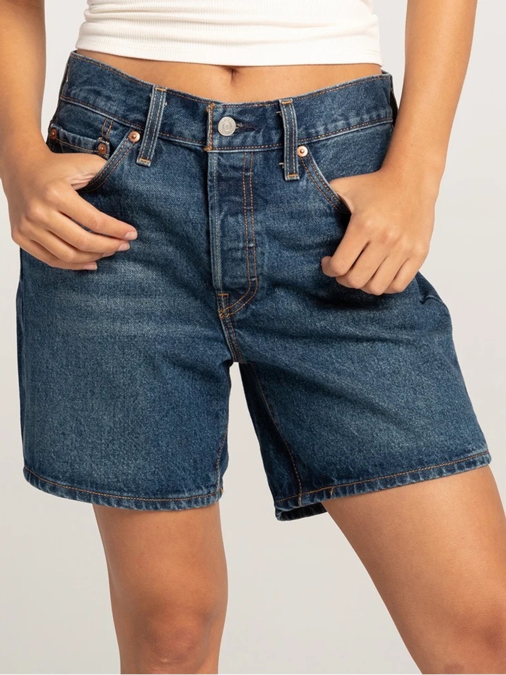 Levi’s 501 mid thigh Jean shorts 28 NEW